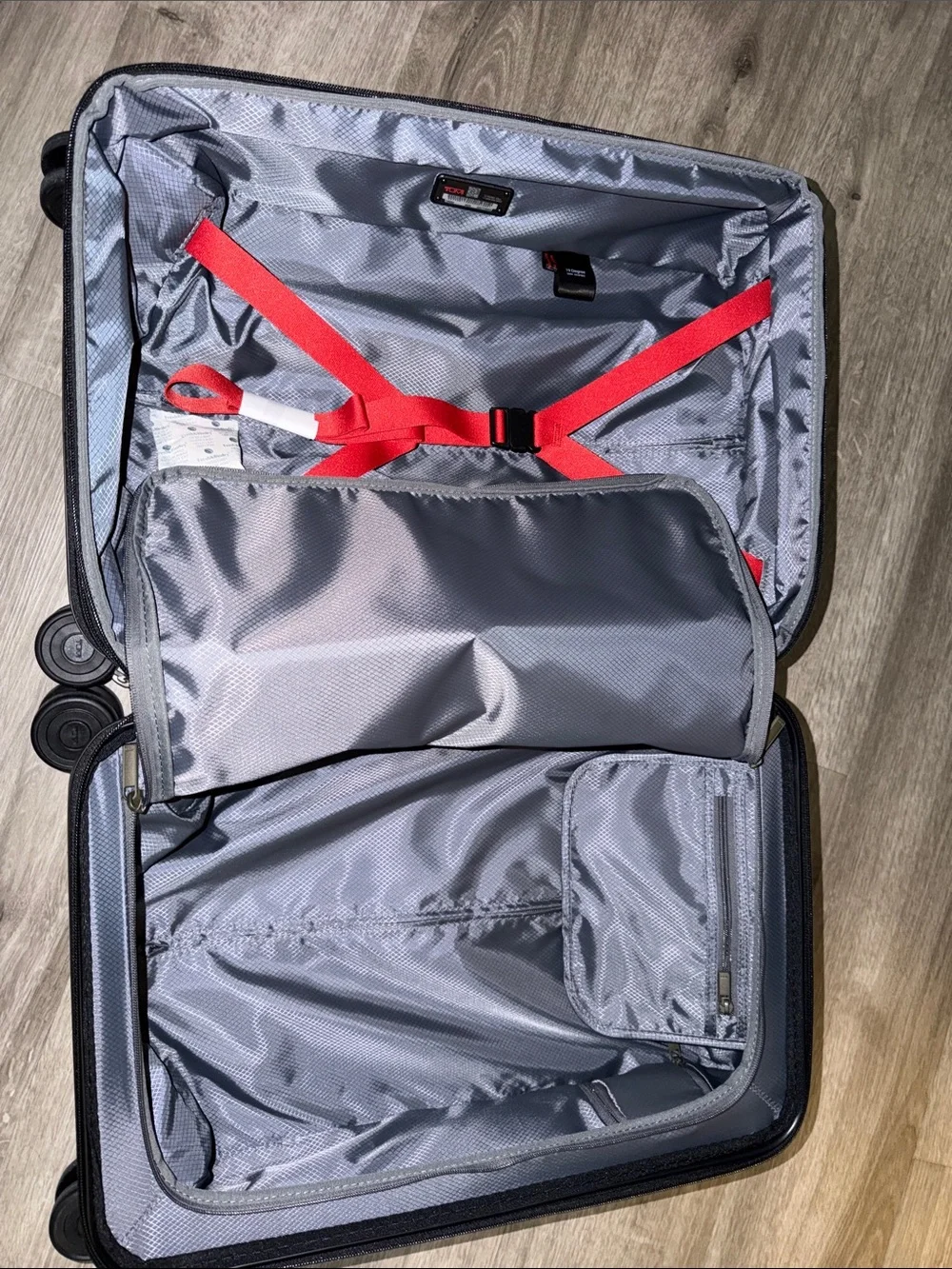 Tumi authentic International Expandable 4 Wheeled Carry-On